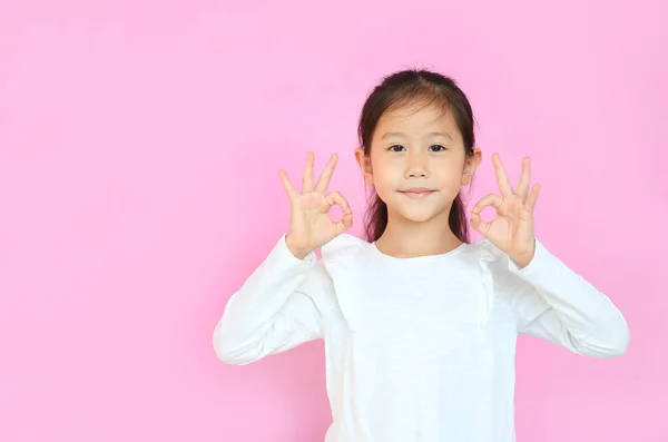 Muito Asiático Menina Fazendo Símbolo Isolado Fundo Rosa Retrato Criança — Fotografia de Stock