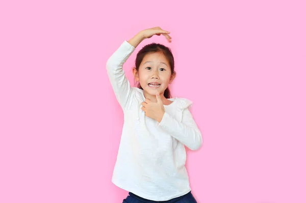 Atrevido Pouco Asiático Criança Menina Com Expressão Macaco Rosto Mãos — Fotografia de Stock