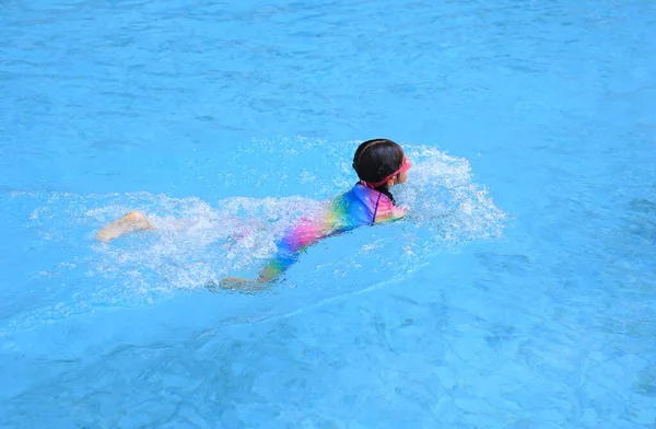 Menina Asiática Aprendendo Nadar Piscina Estudante Praticando Natação — Fotografia de Stock