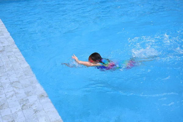 아시아 수영장에서 수영을 배우고 연습을 여학생 — 스톡 사진