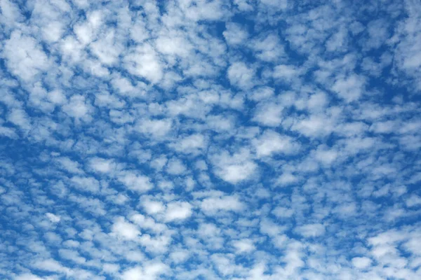 Puffy Wolken Blauwe Hemelachtergrond — Stockfoto