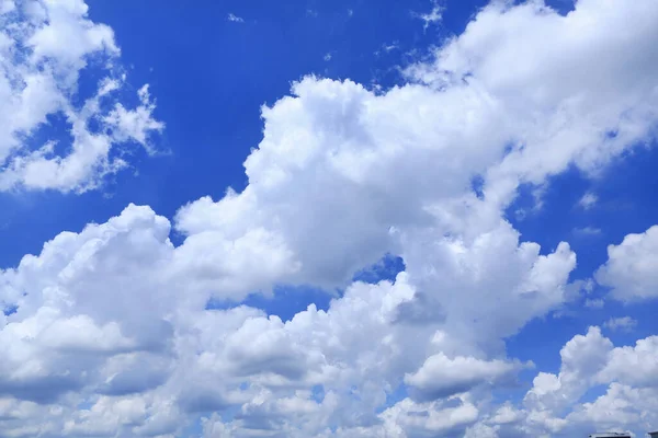 Ciel Bleu Nuages Pelucheux Fond — Photo