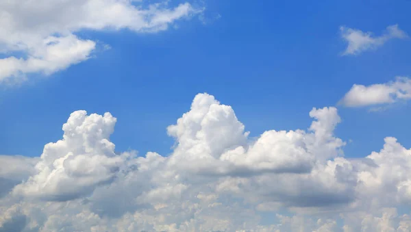 Blå Himmel Och Fluffiga Moln Bakgrund — Stockfoto