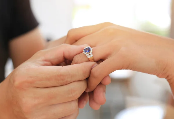 Las Manos Del Novio Poniendo Anillo Bodas Para Novia Cerca — Foto de Stock