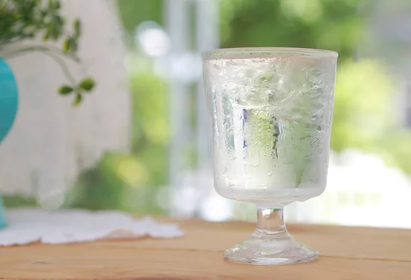 Склянка Холодної Води Лід Краплями Води Столі — стокове фото
