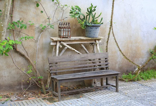 Vider Vieille Chaise Bois Dans Jardin Sur Vieux Fond Mur — Photo