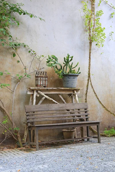 Prázdné Staré Dřevěné Židle Zahradě Proti Staré Betonové Zdi Pozadí — Stock fotografie