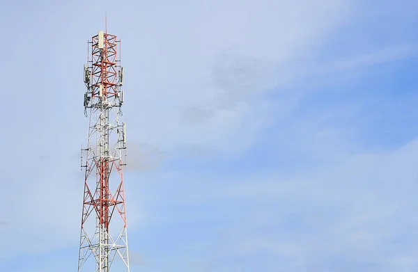 Comunicación Poste Contra Fondo Azul Del Cielo — Foto de Stock