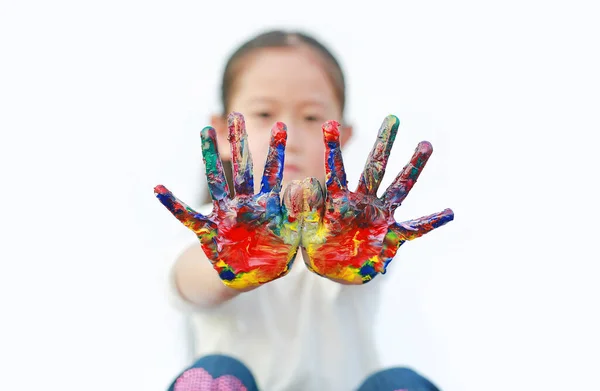 Menina Com Mãos Coloridas Pintado Isolado Fundo Branco Foco Mãos — Fotografia de Stock