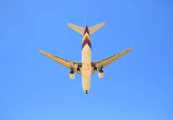 Mavi Gökyüzü Arka Planında Ticari Jet Uçuşu Aşağıdan Görüldü — Stok fotoğraf