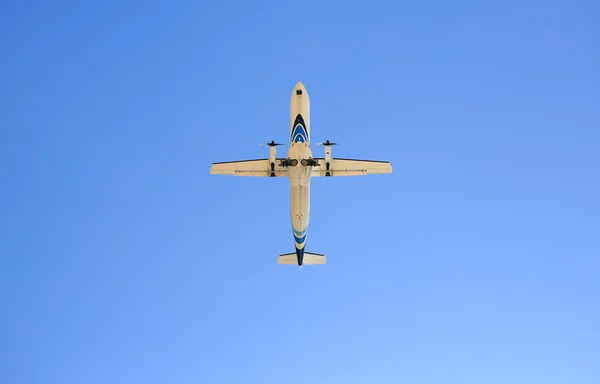 青い空の背景に商業用ジェット飛行機のフライト 下から見た — ストック写真