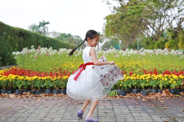 Menina Pequena Dançando Divertindo Jardim Flores Frescas Kid Jogar Parque — Fotografia de Stock