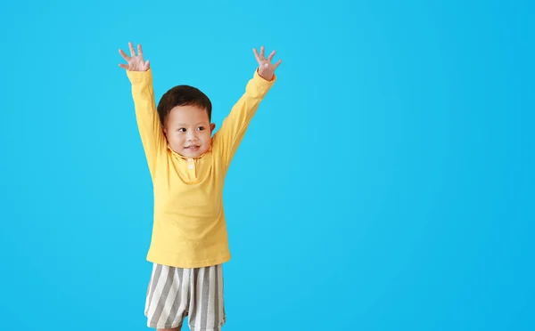 Portret Van Glimlachende Kleine Aziatische Jongen Uitdrukking Til Handen Omhoog — Stockfoto