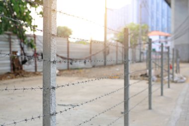 Şehirdeki özel mülkleri korumak için dikenli teller. Seçici odak.