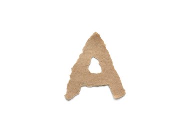 Beyaz arkaplan üzerinde izole edilmiş alfabe harf yazı tipi. İngilizce düz kahverengi yırtık kağıt karakter A.