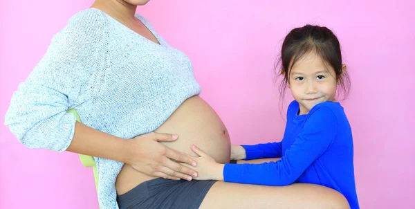 Menina Asiática Feliz Criança Com Barriga Sua Mãe Com Amor — Fotografia de Stock