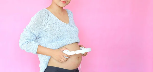 Πορτρέτο Closeup Του Χαμογελαστού Νεαρή Ασιατική Έγκυος Γυναίκα Βάζοντας Ακουστικά — Φωτογραφία Αρχείου