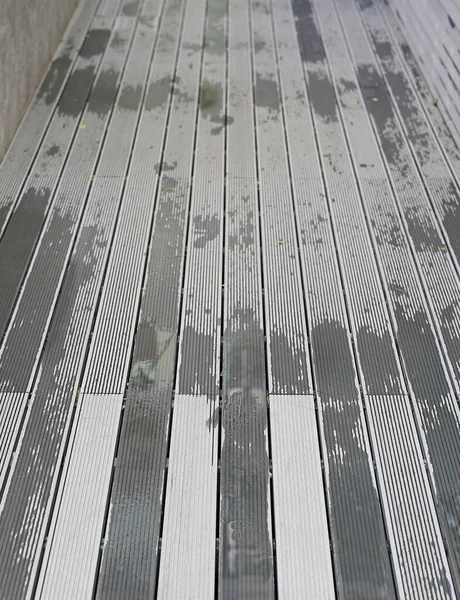 Passerella Legno Bagnato Dopo Pioggia Giardino — Foto Stock