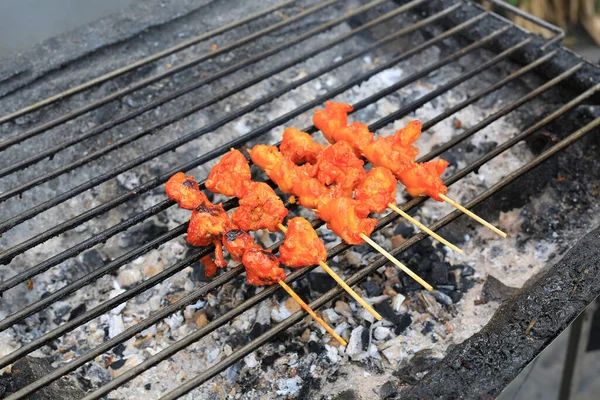 Ψήνω Κρέας Κοτόπουλου Στη Σχάρα Street Food Στην Ταϊλάνδη — Φωτογραφία Αρχείου