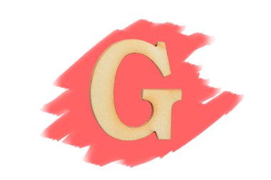 Alfabe harfi ahşap yazı tipi beyaz arkaplanda kırmızı renkte izole edilmiş. İngilizce düz tahta karakter G.