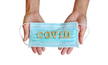Beyaz arka plan üzerinde izole tutulan insanlarda COVID yazılı tıbbi kalkanlı bandaj maskesi..