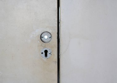 Kırık metal kapı kolu ve anahtarı. Düzeltilmeyi bekliyor