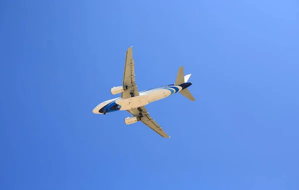 Avião Voando Sob Céu Azul Visto Baixo — Fotografia de Stock