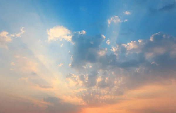 Piękne Światło Słoneczne Przez Chmury Tle Niebieskiego Nieba Godzinach Wieczornych — Zdjęcie stockowe