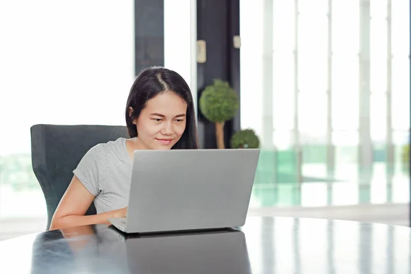 Щаслива Азіатська Жінка Яка Використовує Ноутбук Столом Щоб Працювати Вдома — стокове фото