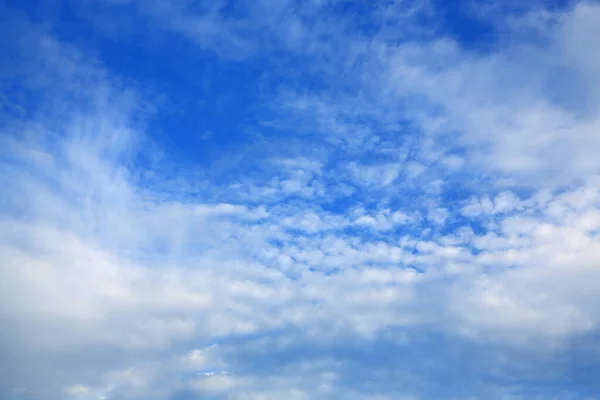 Abstrakte Flauschige Wolken Auf Dem Blauen Himmel Hintergrund — Stockfoto
