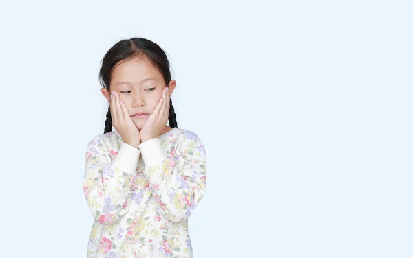 Pacífica Menina Asiática Com Mãos Toque Bochecha Olhando Espaço Cópia — Fotografia de Stock