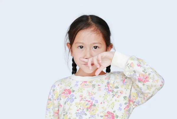 Retrato Una Niña Asiática Sosteniendo Dedo Nariz Mientras Huele Algo —  Fotos de Stock