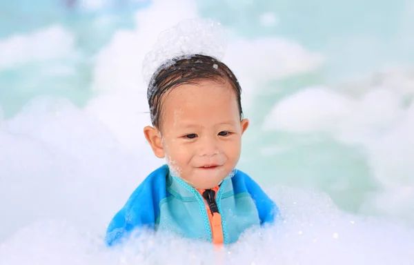 Retratos Pequeno Menino Asiático Feliz Sorrindo Divertindo Festa Espuma Piscina — Fotografia de Stock