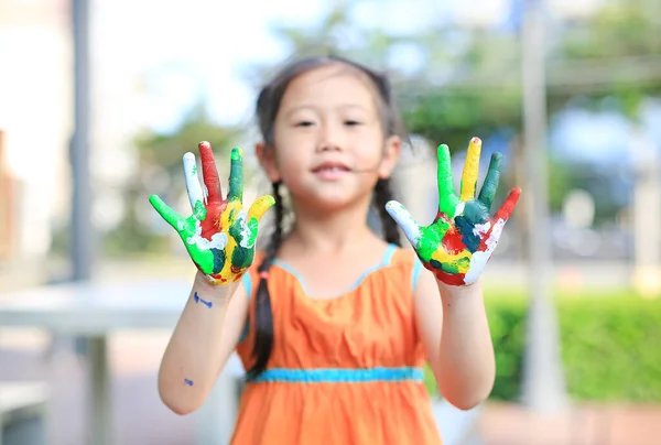 Sonriente Niña Alegre Mostrando Sus Coloridas Manos Pintadas Concéntrate Manos — Foto de Stock