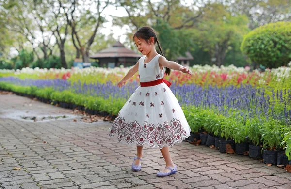 Menina Alegre Dançando Divertindo Jardim Flores Frescas Kid Jogar Parque — Fotografia de Stock