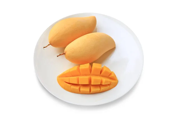 Deliciosa Fruta Mango Dorado Plato Blanco Aislado Sobre Fondo Blanco — Foto de Stock