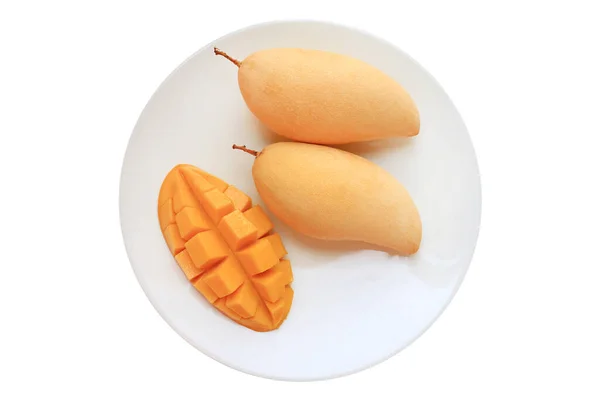 白い背景に隔離された白いプレートに黄金のマンゴーの果実 熟した黄色のバラクーダマンゴー タイの熱帯果実 トップ表示 — ストック写真