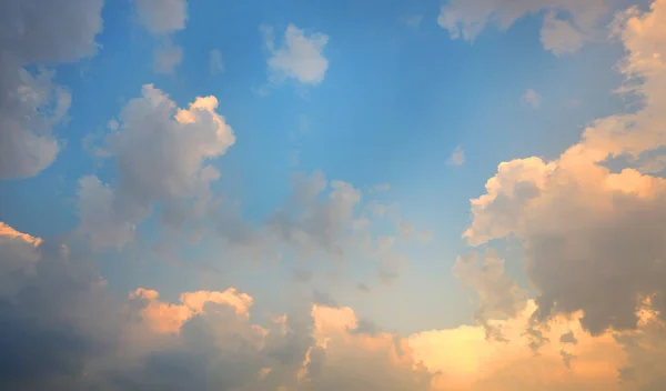 Streszczenie Puszyste Chmury Tle Niebieskiego Nieba — Zdjęcie stockowe