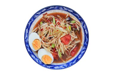 Beyaz arka planda, yengeç ve balık turşulu Papaya salatası.