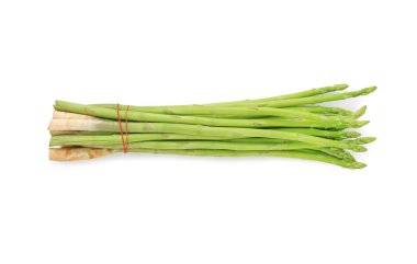 Taze yeşil kuşkonmaz beyaz arka planda izole