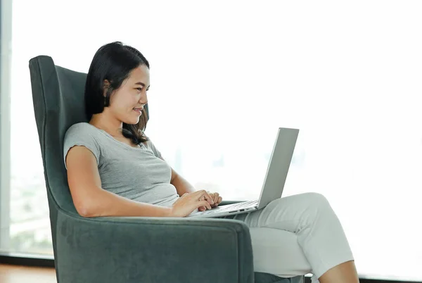 Beautiful Asian Woman Using Laptop Computer Working Online Home — Stock Photo, Image