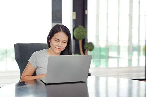 Young Asian Woman Using Laptop Computer Working Online Home Feel — Stock Photo, Image