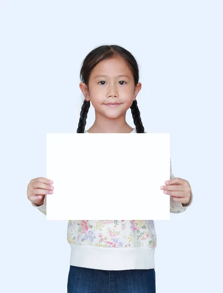 Liten Asiatisk Barn Flicka Som Visar Tomt Vitt Papper Isolerad — Stockfoto