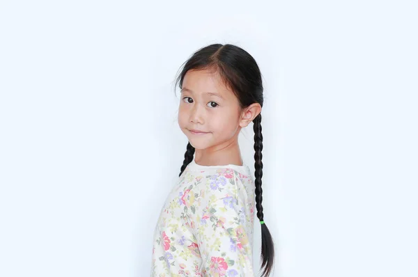Портреты Улыбающейся Азиатской Маленькой Девочки Смотрящей Камеру Спины Изолированные Белом — стоковое фото