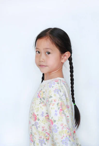 Симпатичная Азиатская Маленькая Девочка Смотрит Камеру Задней Стороны Изолированы Белом — стоковое фото