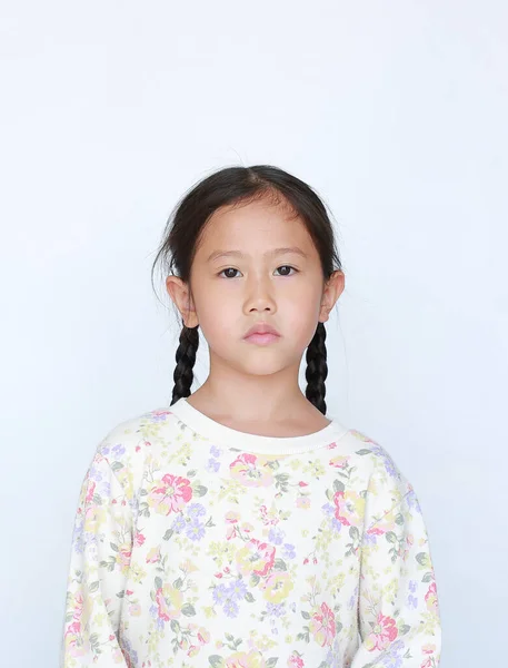 Békés Ázsiai Kislány Néz Kamera Felett Fehér Háttér — Stock Fotó
