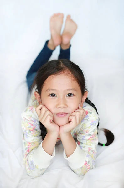 Adorável Asiático Criança Menina Relaxante Com Sorrindo Cama Branca Com — Fotografia de Stock