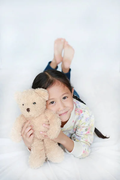 Porträt Von Glücklichen Asiatischen Kleinen Kind Mädchen Umarmt Braunen Teddybär — Stockfoto