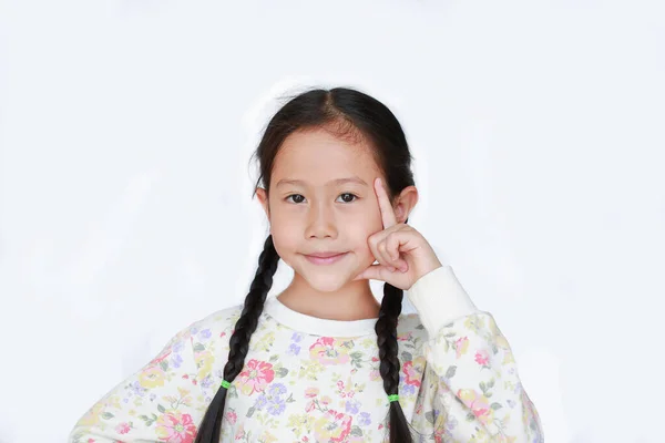 特写可爱的亚洲小女孩 用食指指尖着脑袋 寻找绝妙的主意或好的记忆 这种记忆在白色背景下是孤立的 — 图库照片