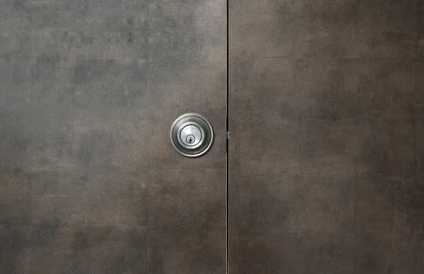 灰色の木製のドアの鍵穴鋼ノブ — ストック写真